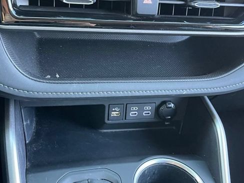 Used 2025 Toyota Highlander LE FWD image 28