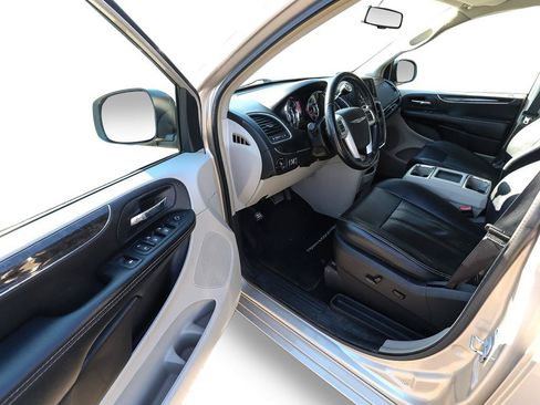 Used 2015 Chrysler Town & Country Touring w/ Driver Convenience Group FWD image 12