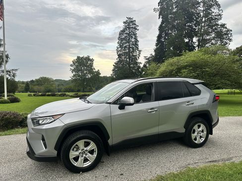 Used 2020 Toyota RAV4 XLE w/ Convenience Package AWD/4WD image 5