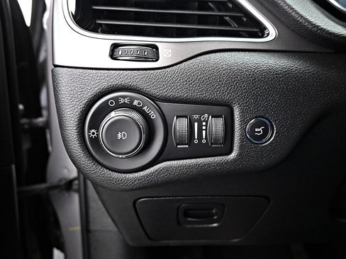 Used 2019 Jeep Cherokee Limited image 9