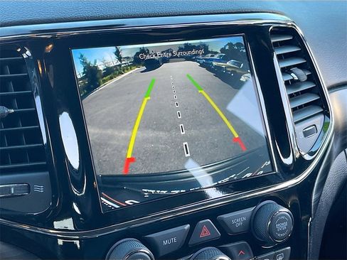 Certified 2022 Jeep Grand Cherokee Laredo X image 14