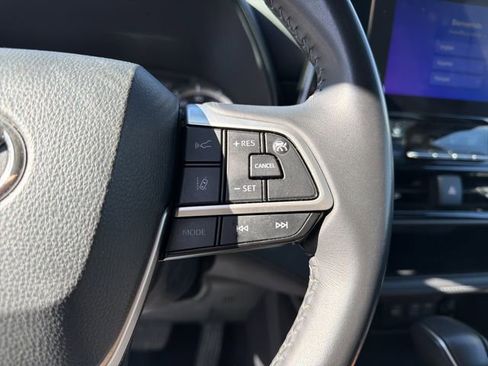 Used 2024 Toyota Highlander LE image 25