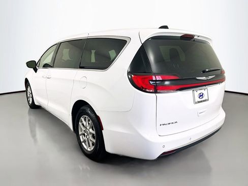 Used 2024 Chrysler Pacifica Touring-L image 7