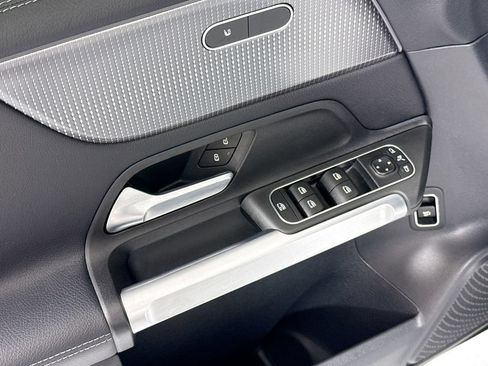 Used 2022 Mercedes-Benz GLB 250 4MATIC image 23