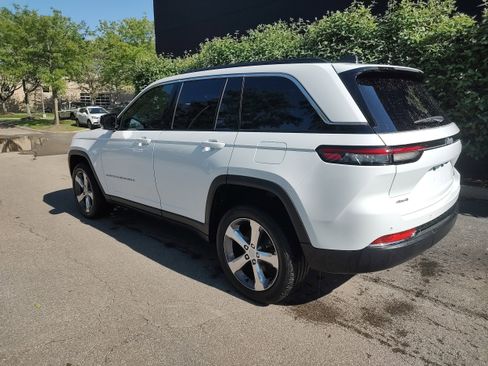 Certified 2025 Jeep Grand Cherokee Limited AWD/4WD image 2