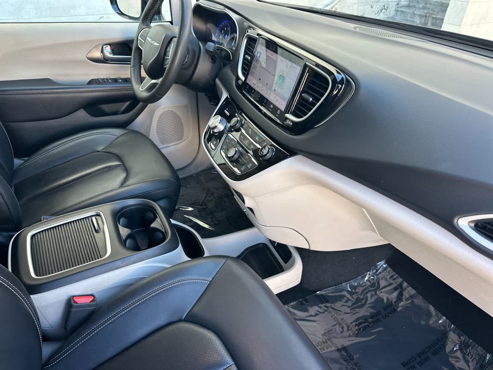 Used 2024 Chrysler Pacifica Touring-L FWD image 18