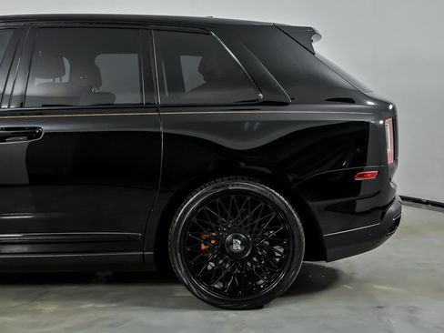 Used 2022 Rolls-Royce Cullinan w/ Dark Exterior Package image 9