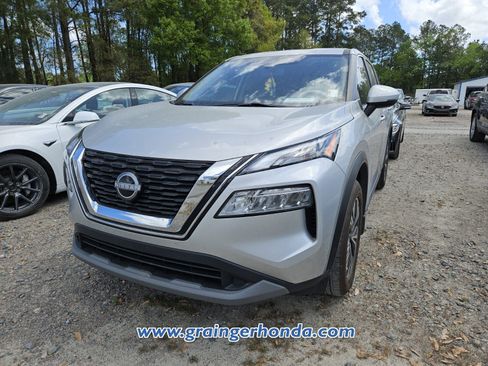 Used 2023 Nissan Rogue SV image 2