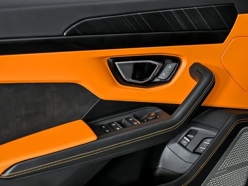 Used 2022 Lamborghini Urus AWD/4WD image 18