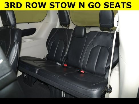 Used 2022 Chrysler Pacifica Touring-L image 10