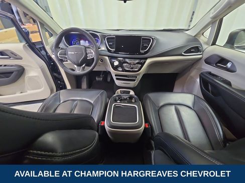 Used 2023 Chrysler Pacifica Touring-L FWD image 27