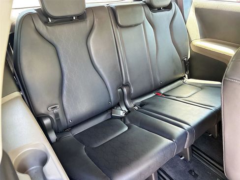 Used 2025 Kia Carnival FWD image 28