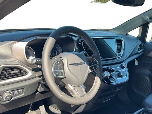 New 2026 Chrysler Pacifica Select image 11