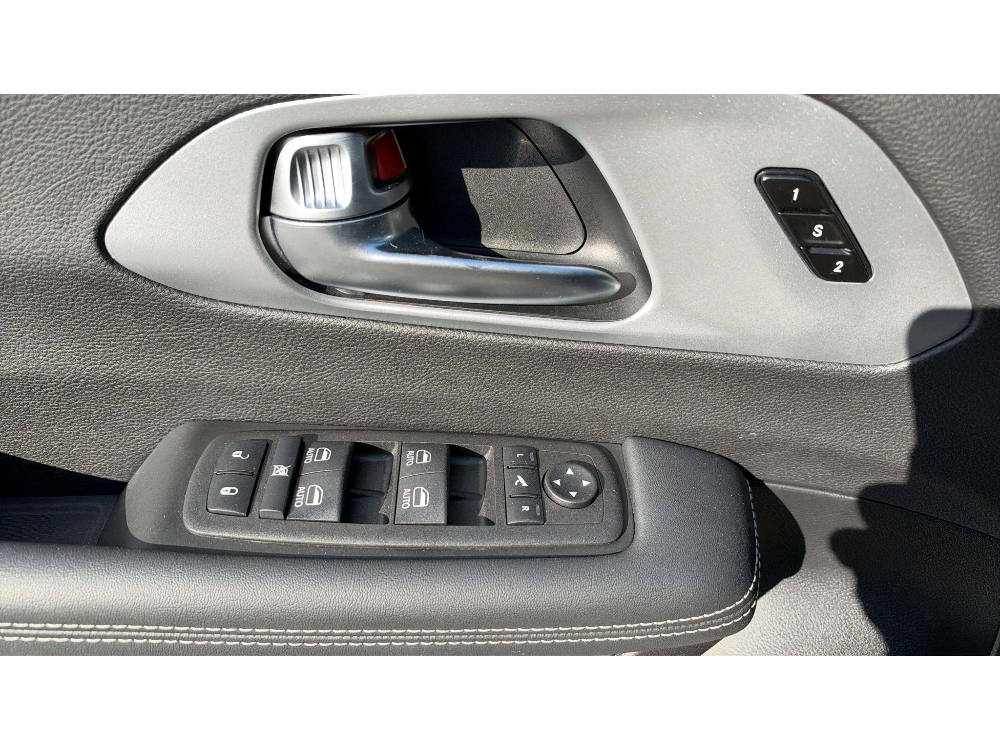 Used 2025 Chrysler Pacifica Limited FWD image 21