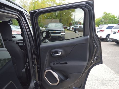 Used 2017 Jeep Renegade Latitude w/ Cold Weather Group AWD/4WD image 24
