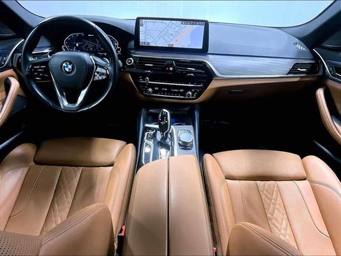 Used 2021 BMW 530e w/ Premium Package image 17