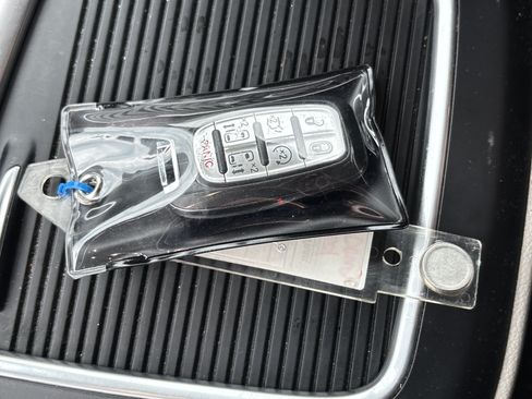Used 2021 Chrysler Pacifica Touring-L FWD image 35