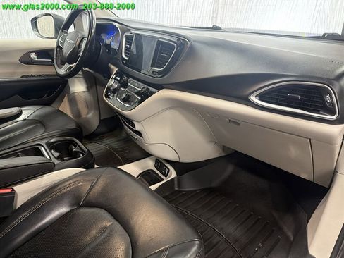 Used 2019 Chrysler Pacifica Touring-L image 5