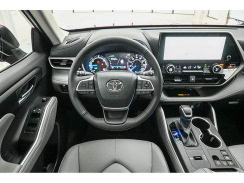 Used 2025 Toyota Highlander XLE image 30