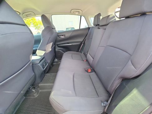 Used 2022 Toyota Venza LE image 18