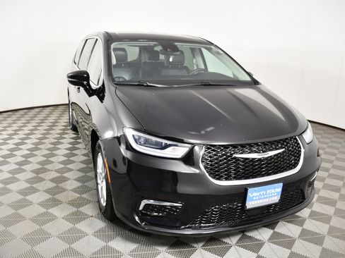 Used 2024 Chrysler Pacifica Touring-L FWD image 3