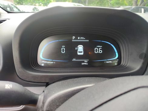 Used 2025 Hyundai Venue SEL FWD image 2