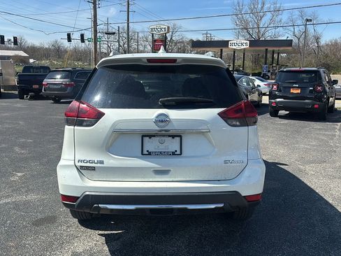 Used 2018 Nissan Rogue SV image 4