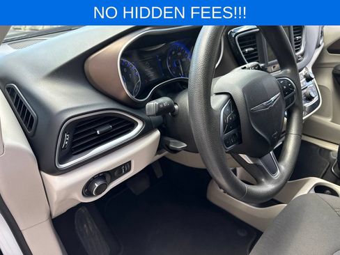 Used 2018 Chrysler Pacifica L FWD image 18