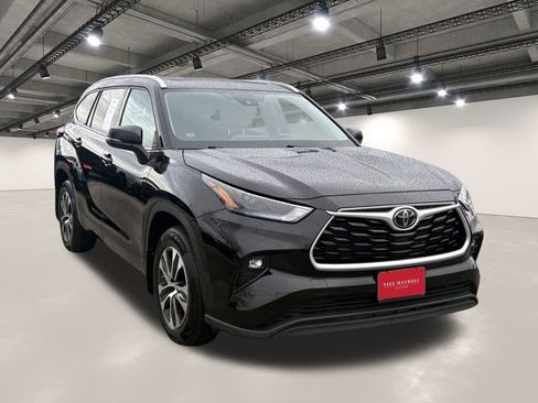 Used 2022 Toyota Highlander XLE image 2