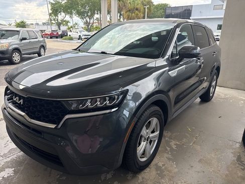 Certified 2023 Kia Sorento LX image 1