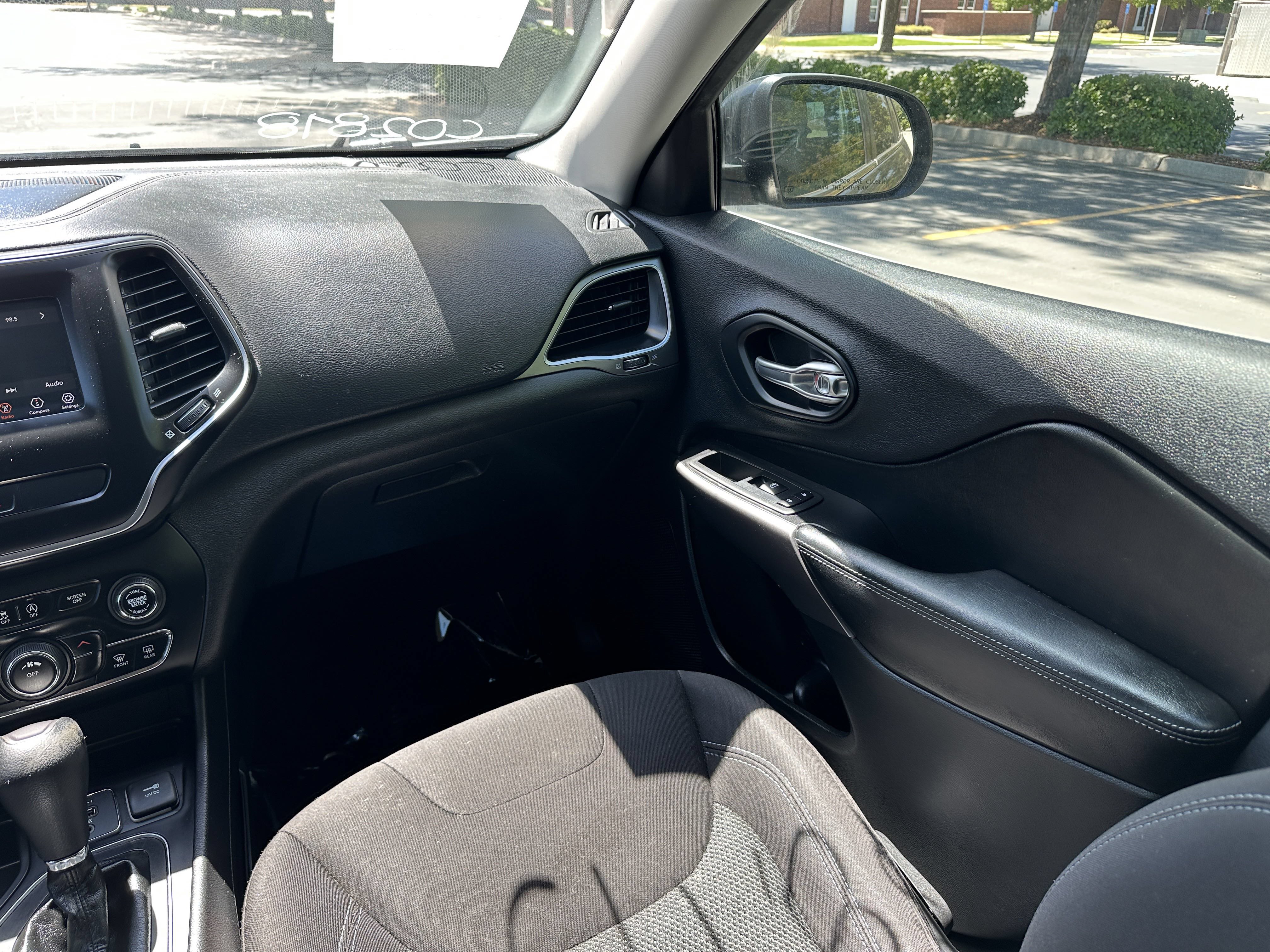 Used 2019 Jeep Cherokee Latitude w/ Popular Appearance Group FWD image 19