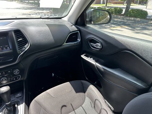 Used 2019 Jeep Cherokee Latitude w/ Popular Appearance Group FWD image 19