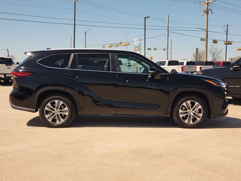 Used 2023 Toyota Highlander XLE FWD image 7