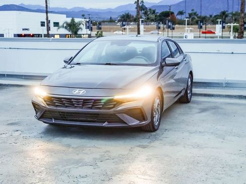 Used 2024 Hyundai Elantra SEL image 4