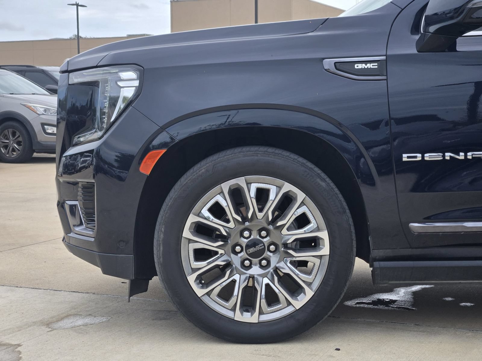 Used 2023 GMC Yukon Denali Ultimate AWD/4WD image 9