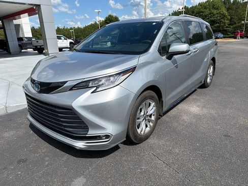 Used 2025 Toyota Sienna Limited FWD image 2