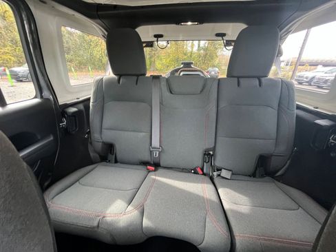 Used 2025 Jeep Wrangler Unlimited Rubicon image 34