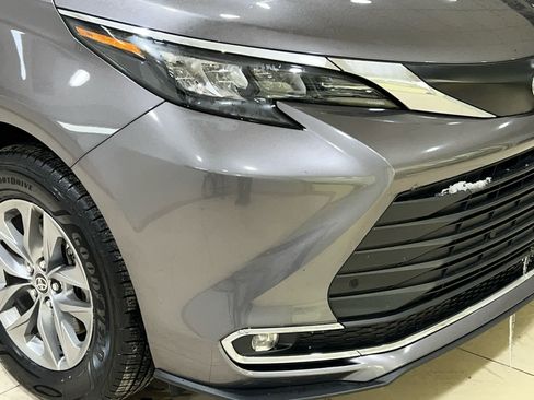 Used 2024 Toyota Sienna XLE w/ XLE Plus Package image 2