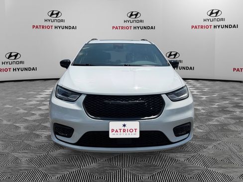 Used 2025 Chrysler Pacifica Limited FWD image 8
