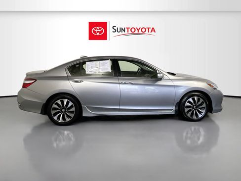 Used 2017 Honda Accord Touring image 2