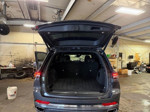 Used 2022 Jeep Grand Cherokee Overland w/ Luxury Tech Group IV AWD/4WD image 19