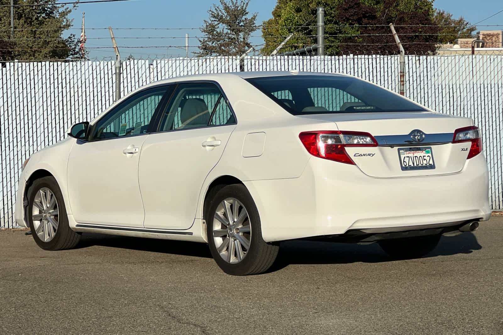 Used 2013 Toyota Camry XLE w/ Leather Pkg FWD image 5