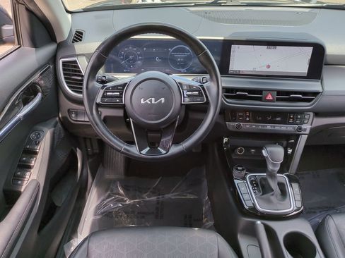 Used 2024 Kia Seltos EX FWD image 16