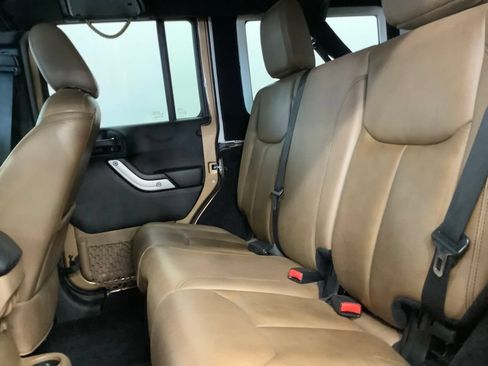 Used 2015 Jeep Wrangler Unlimited Rubicon AWD/4WD image 7