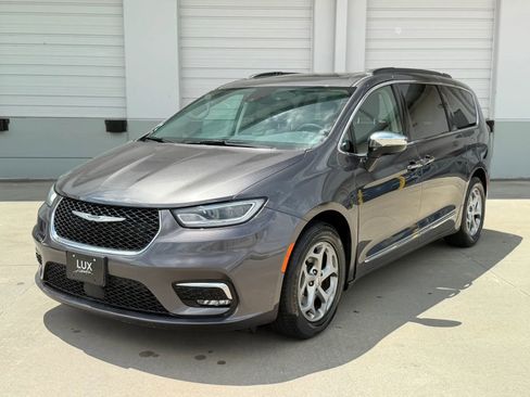 Used 2023 Chrysler Pacifica Limited FWD image 1