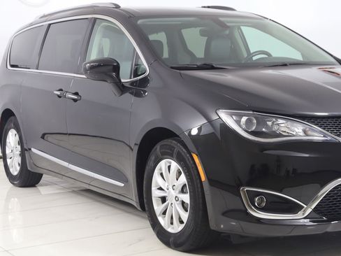Used 2018 Chrysler Pacifica Touring-L FWD image 36