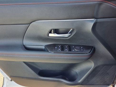 Used 2025 Nissan Kicks SR image 29