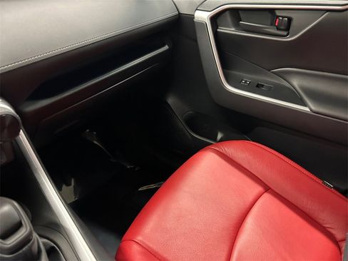Used 2021 Toyota RAV4 LE image 27