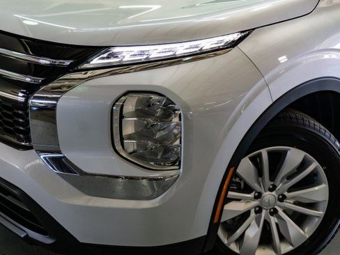 New 2025 Mitsubishi Outlander ES image 2