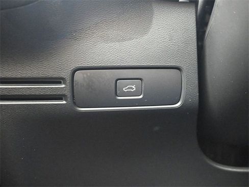 Used 2024 Volvo XC40 B5 Plus w/ Climate Package image 28